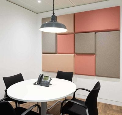 toplanti-salonu-akustik-kumas-paneli-scaled